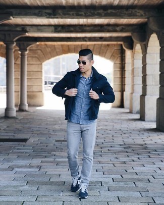 Какие куртки-рубашки носить с синими кроссовками мужчине