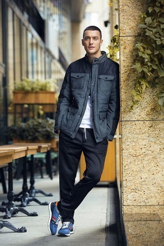 Какие спортивные штаны носить с синими кроссовками мужчине