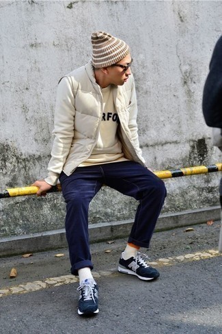 Какие свитшоты носить с синими кроссовками мужчине