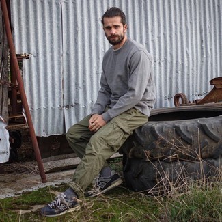 Какие свитшоты носить с синими кроссовками мужчине