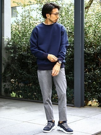 Какие свитшоты носить с синими кроссовками мужчине