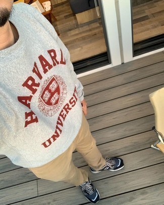 Какие свитшоты носить с синими кроссовками мужчине