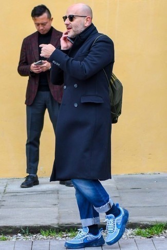 Какие водолазки носить с синими кроссовками мужчине