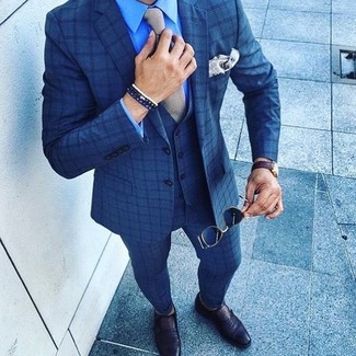 С чем носить синий браслет из бисера мужчине