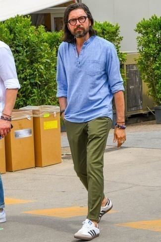 С чем носить синий браслет из бисера мужчине