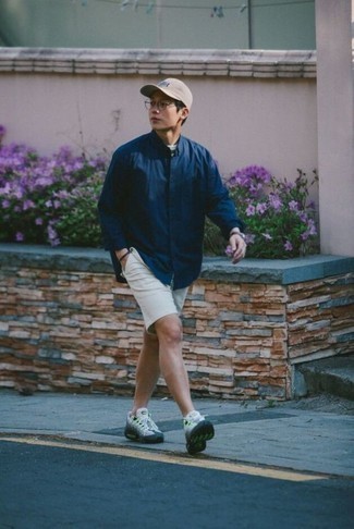 С чем носить синий браслет из бисера мужчине