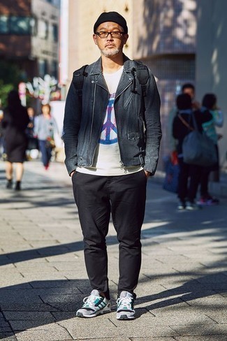 Как носить синюю косуху с серыми кроссовками мужчине