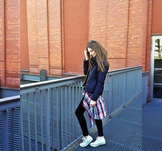 Какие низкие кеды носить с синей косухой женщине