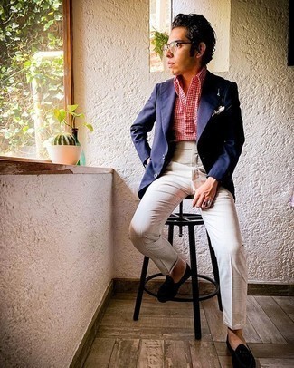 Как носить синий пиджак с бежевыми классическими брюками в клетку мужчине