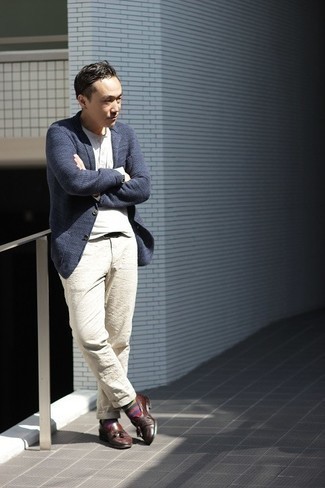 Как носить синий пиджак с бежевыми брюками чинос