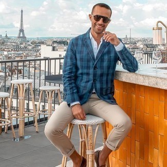 Как носить синий пиджак с бежевыми брюками чинос