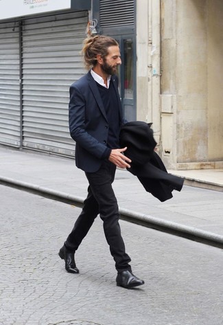 Как носить синий пиджак с черными джинсами мужчине