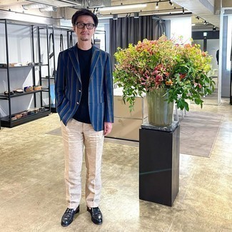 Как носить синий пиджак с черными кожаными лоферами мужчине