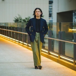 Как носить синий пиджак с черными кожаными лоферами мужчине