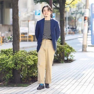 Как носить синий пиджак с черными кожаными лоферами мужчине