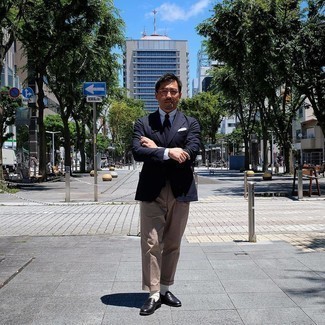 Как носить синий пиджак с черными кожаными лоферами мужчине