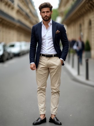 Как носить синий пиджак с черными кожаными лоферами мужчине