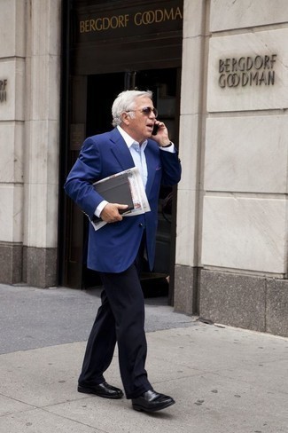 Как носить синий пиджак с черными кожаными лоферами мужчине