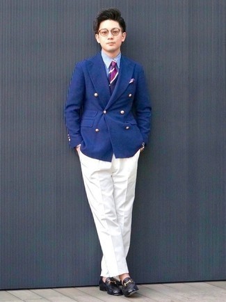 Как носить синий пиджак с черными кожаными лоферами мужчине