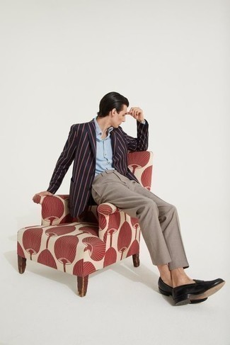 Как носить синий пиджак с черными кожаными лоферами мужчине