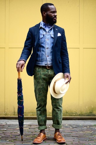 Как носить синий пиджак с коричневыми кожаными туфлями дерби