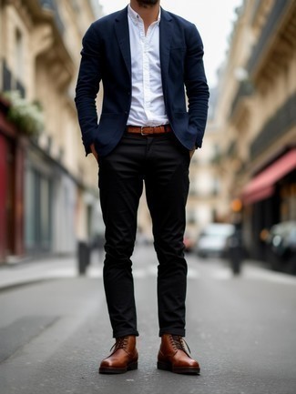 Как носить синий пиджак с коричневыми кожаными ботинками дезертами