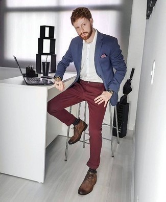 Как носить синий пиджак с коричневыми кожаными ботинками дезертами