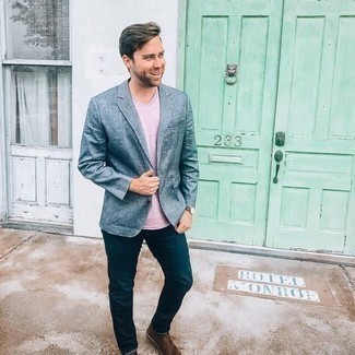 Как носить синий пиджак с коричневыми кожаными ботинками дезертами