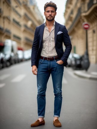 Как носить синий пиджак с коричневыми замшевыми лоферами мужчине