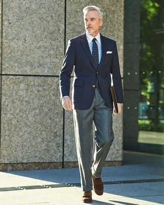 Как носить синий пиджак с коричневыми замшевыми лоферами мужчине