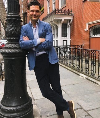 Как носить синий пиджак с коричневыми замшевыми лоферами мужчине