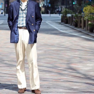 Как носить синий пиджак с коричневыми замшевыми лоферами мужчине