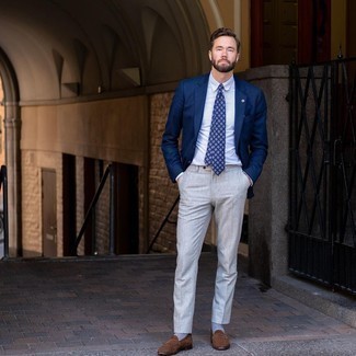 Как носить синий пиджак с коричневыми замшевыми лоферами мужчине