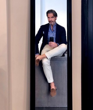 Как носить синий пиджак с коричневыми замшевыми лоферами мужчине