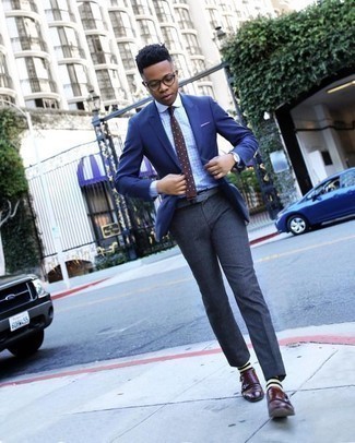 Как носить синий пиджак с темно-красными кожаными монками с двумя ремешками