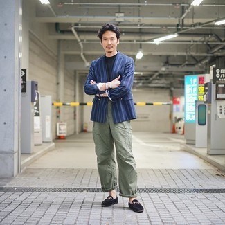 Какие брюки карго носить с синим пиджаком