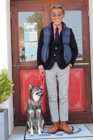 Какие повседневные ботинки носить с синим пиджаком мужчине