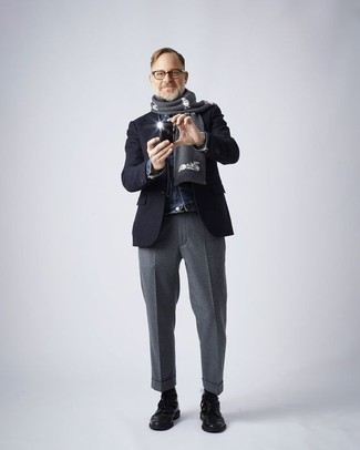 Какие повседневные ботинки носить с синим пиджаком мужчине