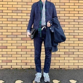 Как носить синий пиджак с темно-серыми кроссовками мужчине