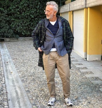 Как носить синий пиджак с темно-серыми кроссовками мужчине