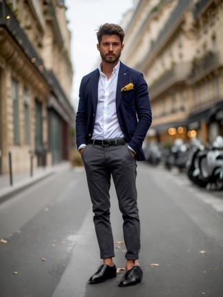 Как носить синий пиджак с темно-серыми брюками чинос