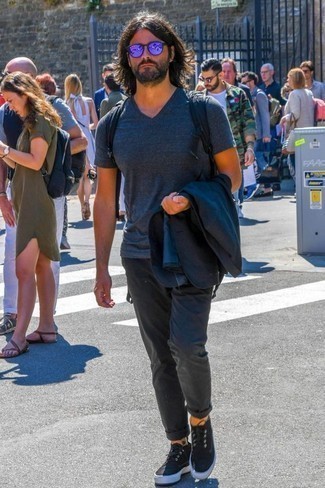 Как носить синий пиджак с темно-серыми брюками чинос