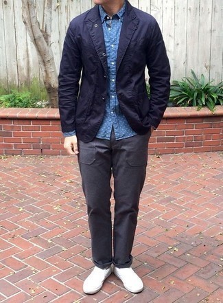 Как носить синий пиджак с темно-серыми брюками чинос
