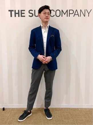 Как носить синий пиджак с темно-серыми брюками чинос