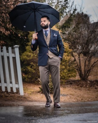 Какие ботинки челси носить с синим пиджаком мужчине