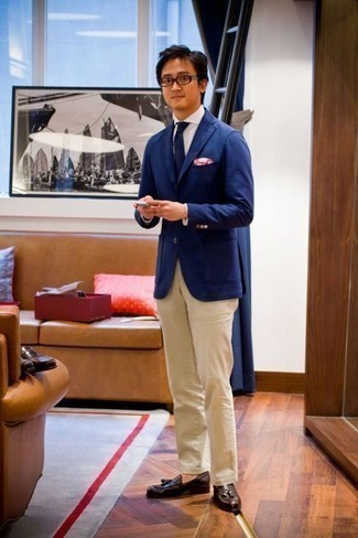 Какие брюки чинос носить с синим пиджаком