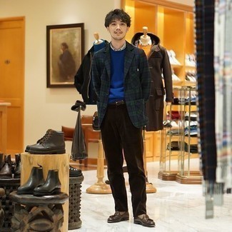 Какие свитера с круглым вырезом носить с синим пиджаком мужчине