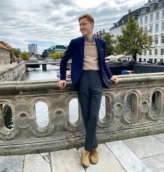 Какие свитера с круглым вырезом носить с синим пиджаком мужчине