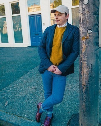 Какие свитера с круглым вырезом носить с синим пиджаком мужчине