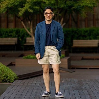 Какие футболки с круглым вырезом носить с синим пиджаком мужчине